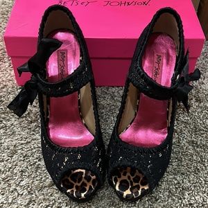 Betsy Johnson Lacy black heels
